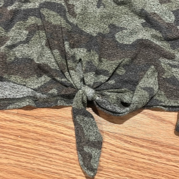 No Boundaries size medium woman’s camouflage long sleeve shirt- green and brown - Picture 2 of 4